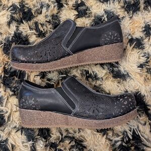 L'ATISTE Black and Brown Wedge Mules